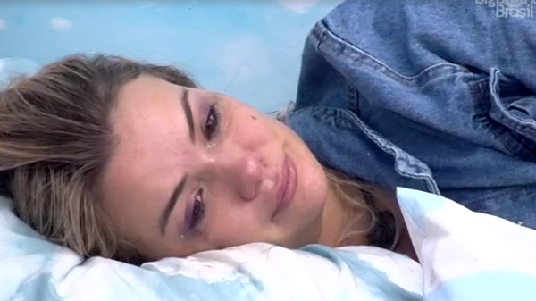 Marcela cai no choro ao lembrar de Daniel e abandona festa de Thelma