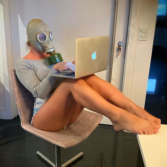 Ana Paula Minerato usa máscara de gás em casa para se proteger de coronavírus