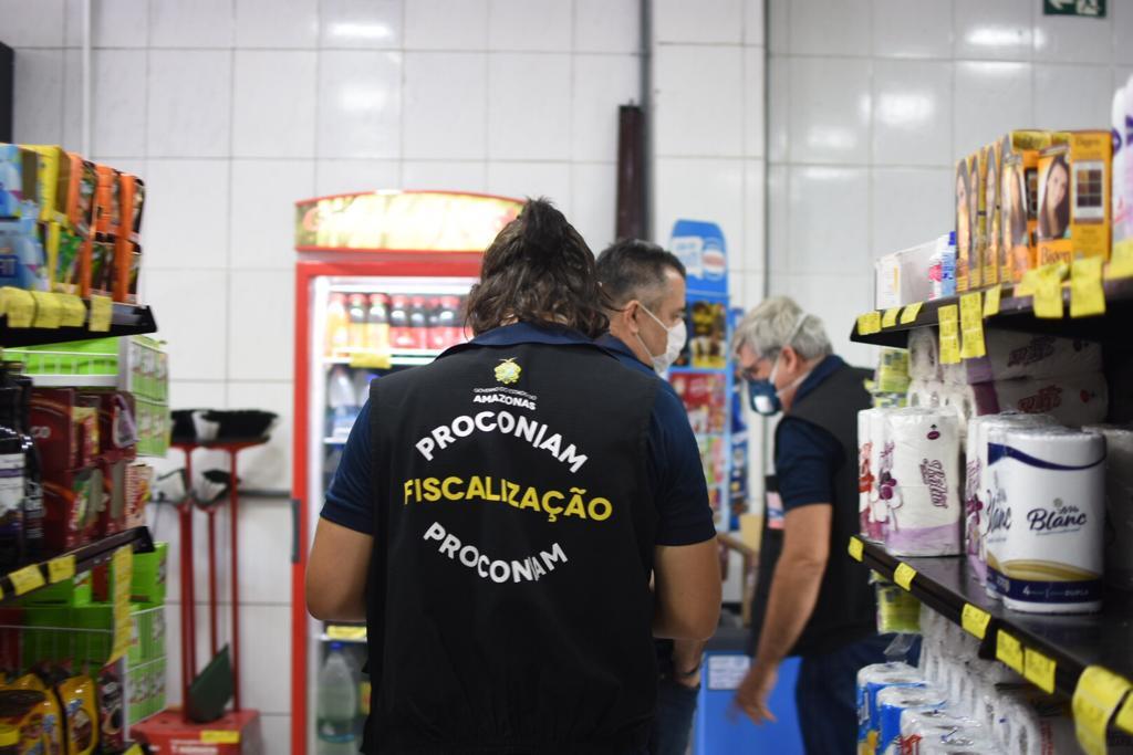 Procon apreende 98 máscaras e 24 frascos de álcool em comércio de Manaus