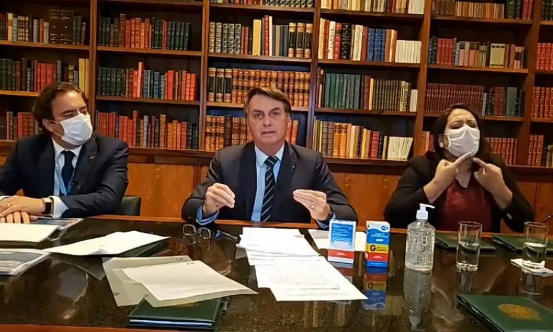 Bolsonaro diz que coronavírus não vai passar em lotéricas porque vidro é blindado