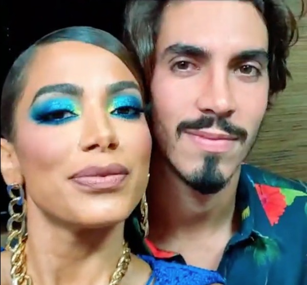 Durante live, Anitta assume namoro com Gabriel David e revela isolamento devido coronavírus