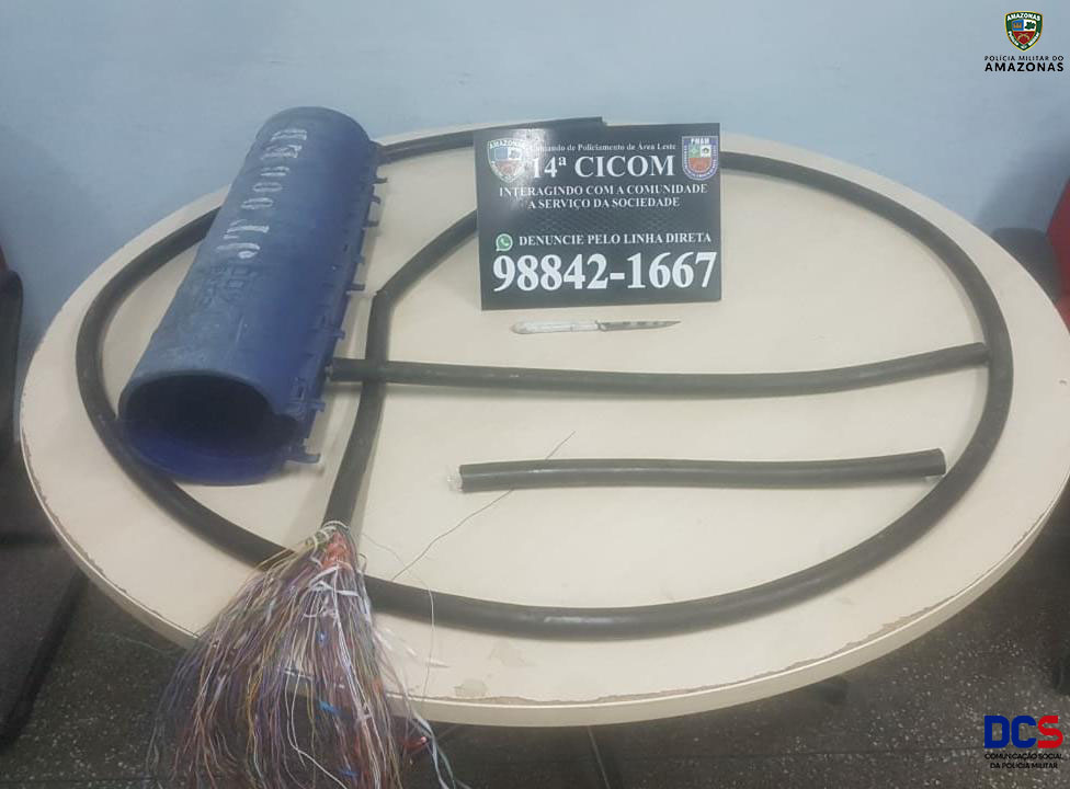Homens são arrancados de poste ao serem flagrados roubando cabos em Manaus