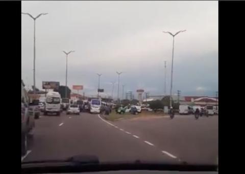 Motoristas do transporte executivo fecham Torquato Tapájos em protesto; Veja vídeo 