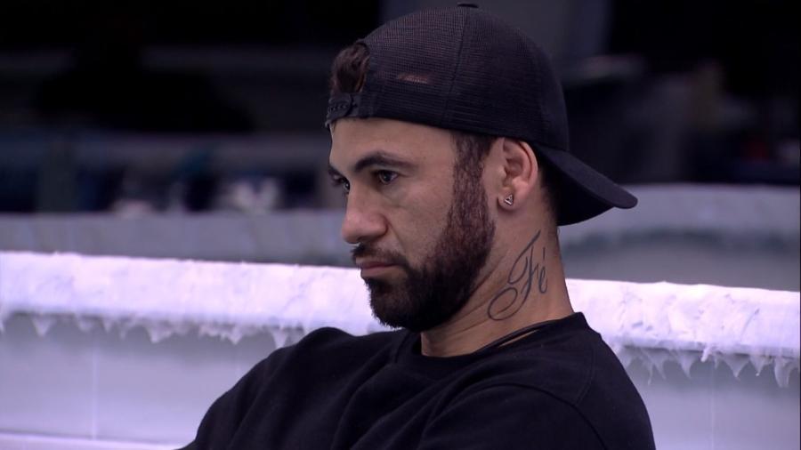 Hadson ameaça rasgar contrato após se revoltar com direção do BBB 