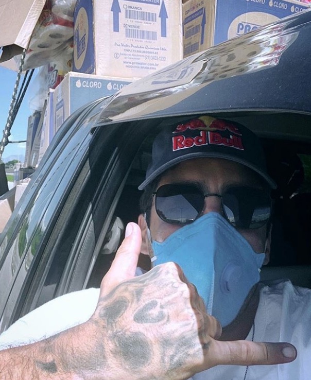 Pedro Scooby se arrisca em meio a coronavírus: 'não ia conseguir ficar assistindo TV em casa'