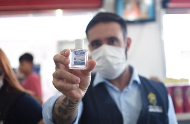 Em Manaus, preço abusivo faz distribuidora ter mais de 300 frascos de álcool apreendidos