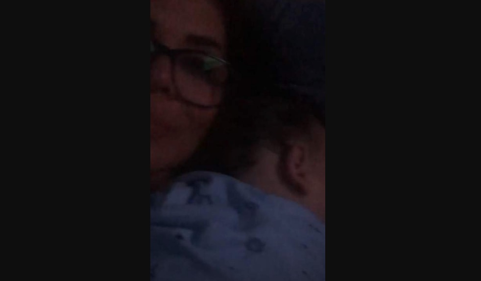   Mara Maravilha mostra filho dormindo em seus braços após adoção 