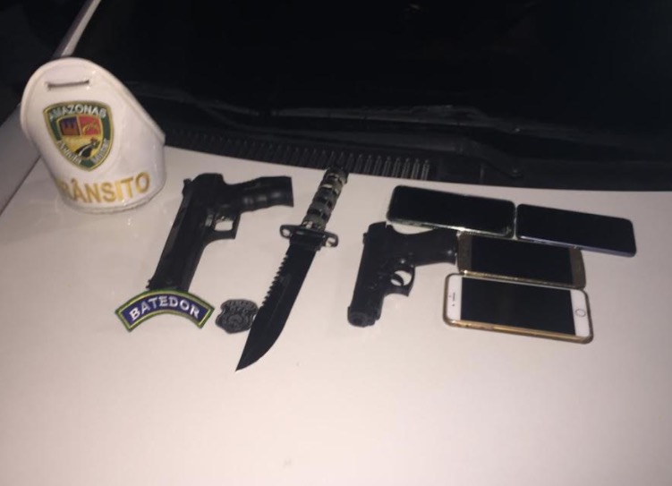 Grupo é flagrado com armas falsas e faca ao cair em blitz da Lei Seca em Manaus