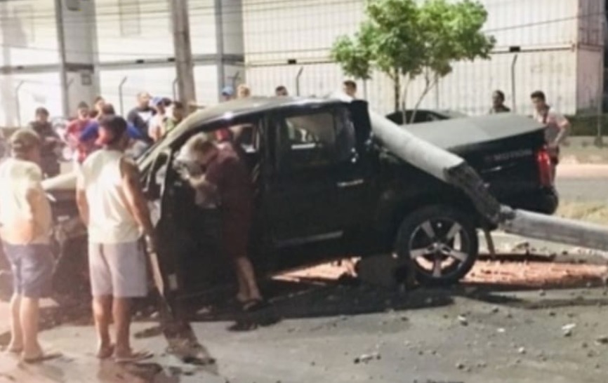 Poste vai parar no meio de avenida após ser arrancado por carro desgovernado em Manaus
