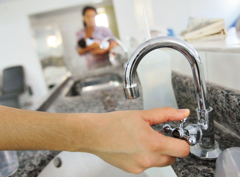Vivendo em quarentena e no calor extremo, moradores sofrem com falta de água em Manaus