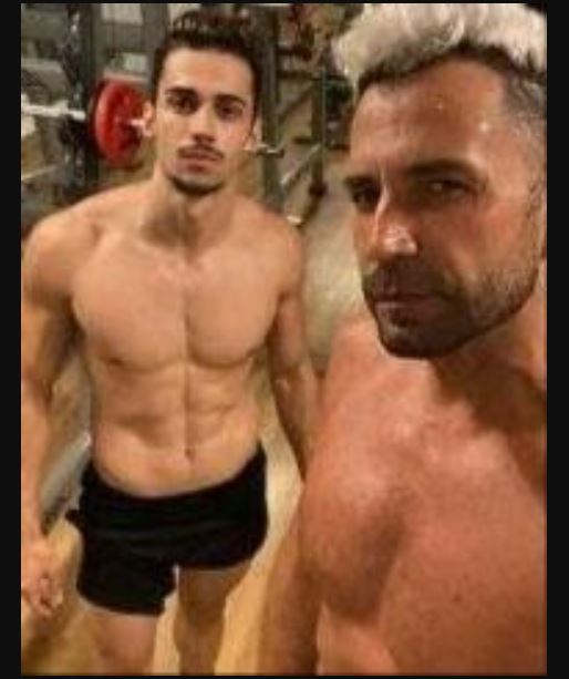 Latino rebate crítica da filha após adotar rapaz de 21 anos: ‘não paga pensão'