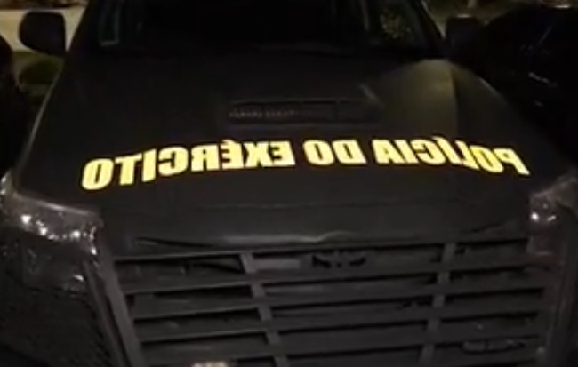 Sargento suspeito de atirar em PM é escoltado até delegacia em Manaus