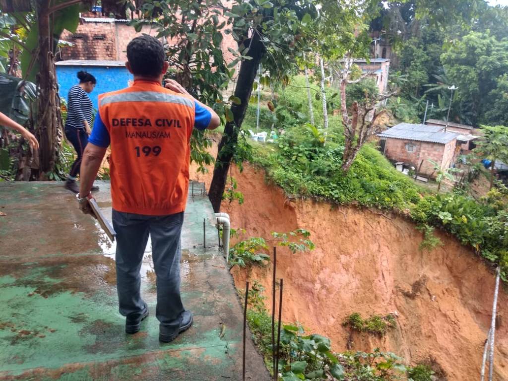 Barrancos deslizam durante tempestade e casas correm risco de desmoronar em Manaus