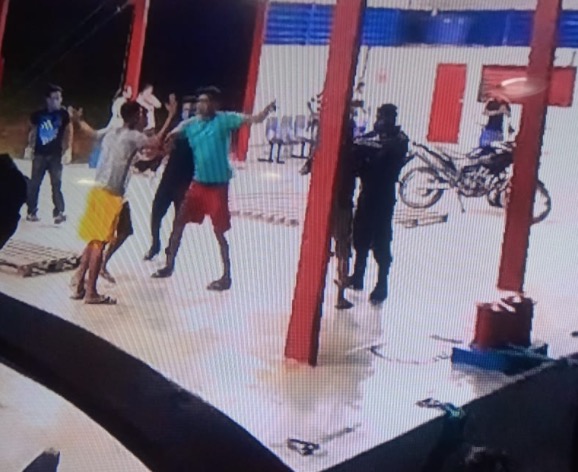 No Amazonas, homens vão aos tapas pra impedir desembarque de passageiros vindos do Pará 