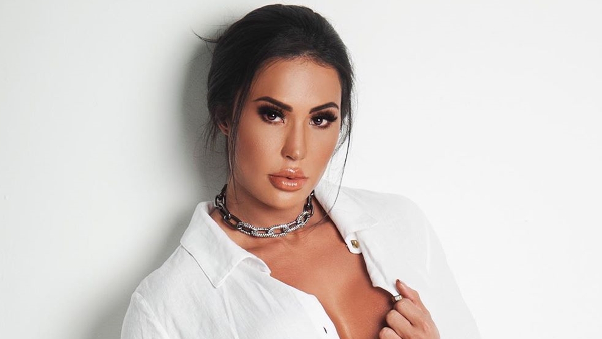 Gracyanne Barbosa surpreende fãs com bumbum pro alto ao ensinar alongamento