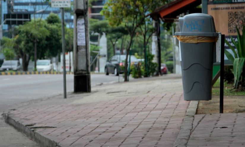 Locais públicos recebem implantação de lixeiras em Manaus