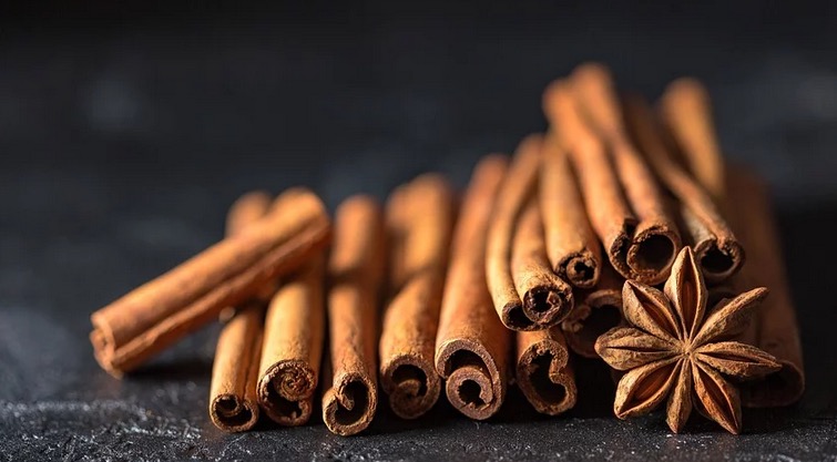 Chá de canela é poderoso aliado contra infecções; entenda