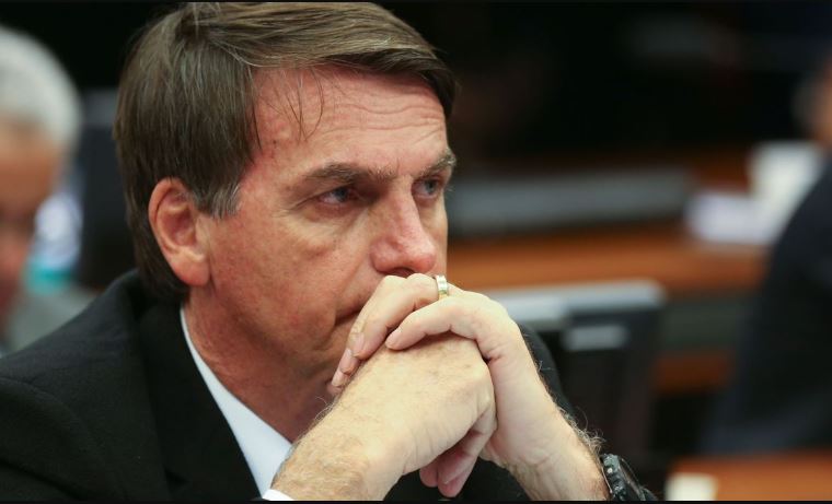 Bolsonaro cai no choro e tenta apoio de militares diante de crise no Governo