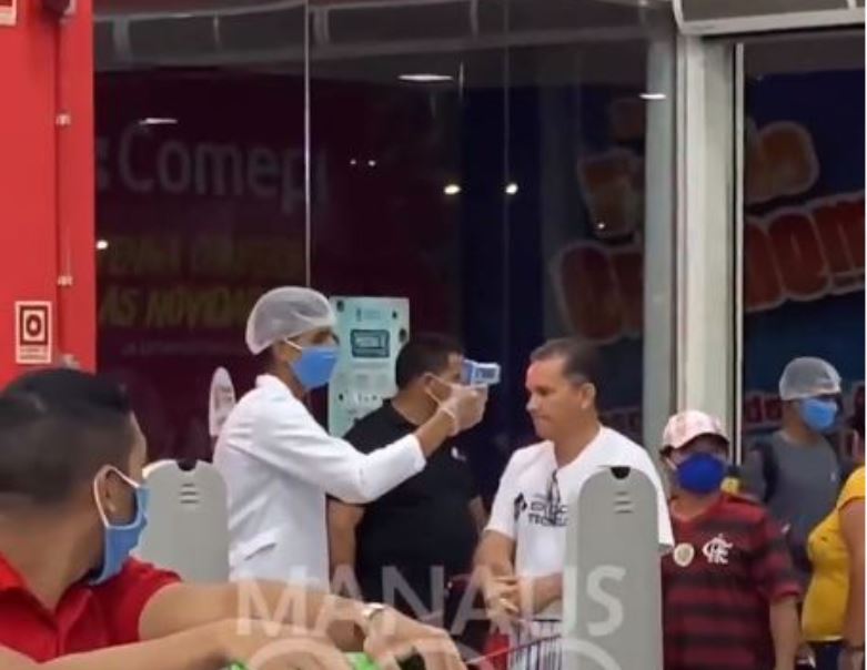 Supermercado em Manaus mede temperatura de clientes para prevenir coronavírus