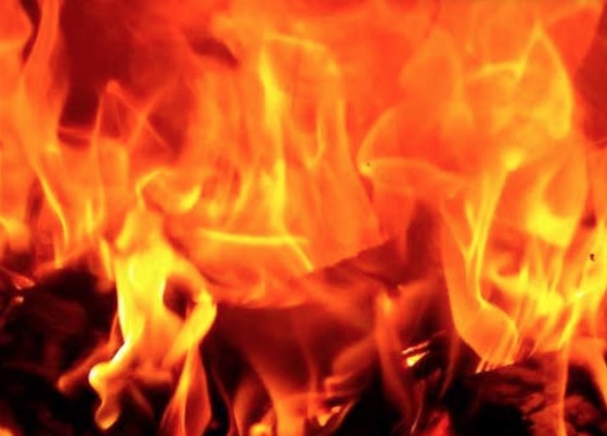 Curto-circuito faz casa pegar fogo em Manaus