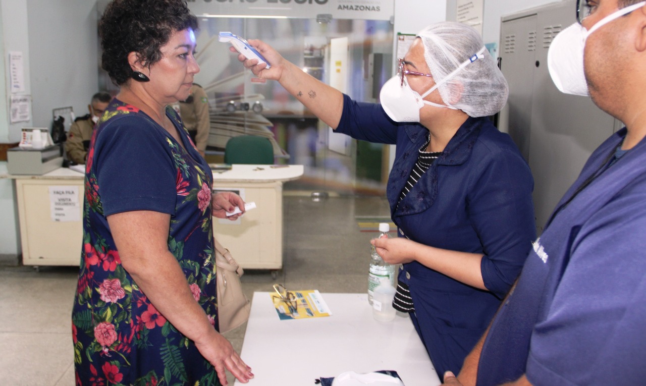 Hospital em Manaus afere a temperatura de todos os pacientes e acompanhantes 
