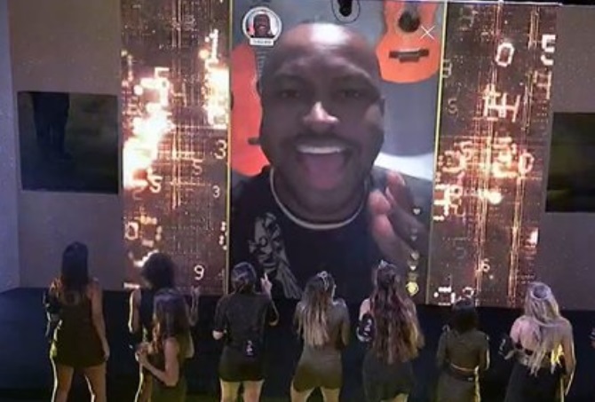 Após suposto fora de Ivy em Thiaguinho, cantor faz surpresa no BBB20