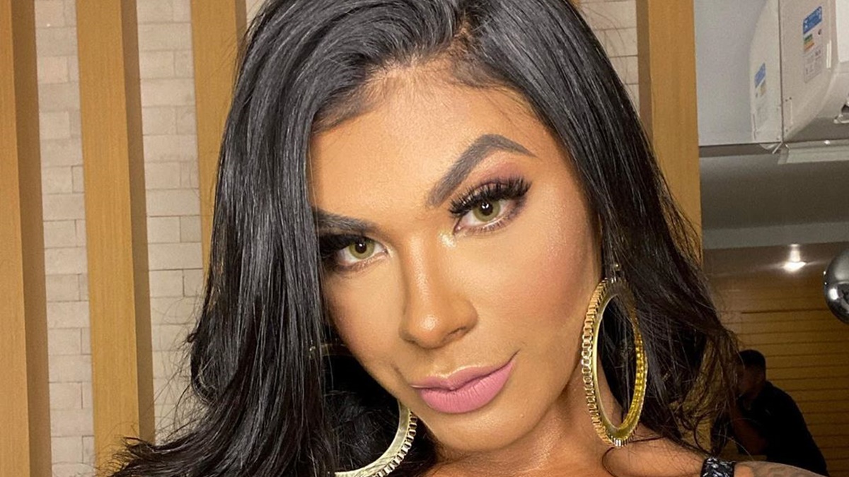 De fio-dental, Pocah esquenta clima ao exibir bumbum gigante na web