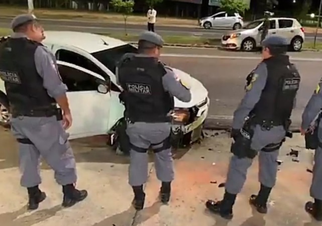 Em alta velocidade e sem CNH, motorista causa acidente violento em Manaus