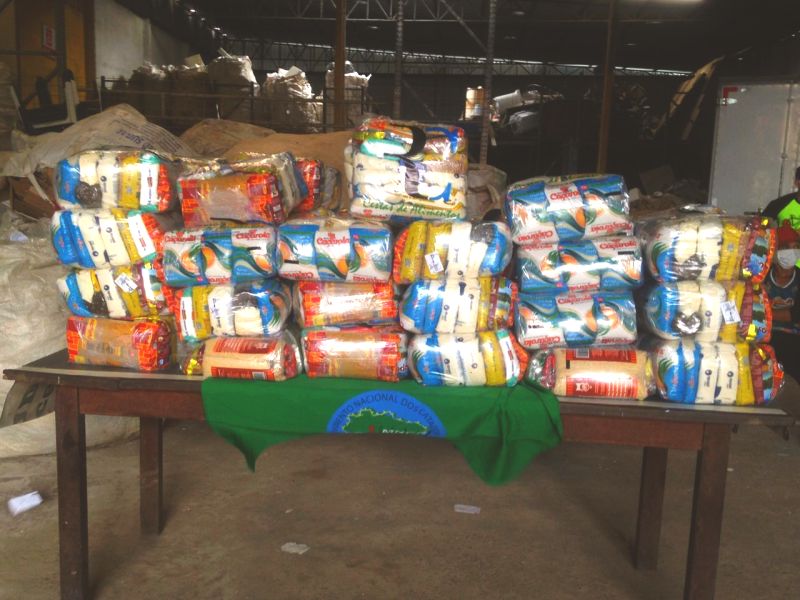 Campanha em Manaus distribui cestas básicas para catadores de recicláveis