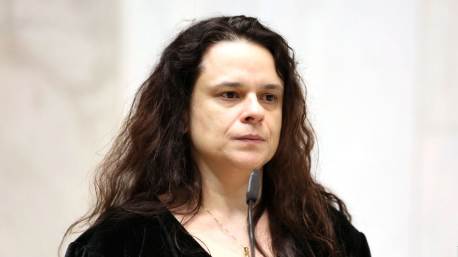 Janaína Paschoal diz a Bolsonaro que militares vão derrubá-lo se continuar 'fazendo graça'