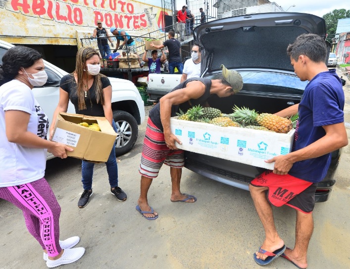 Com aulas suspensas, alimentos de merenda escolar são entregues a instituições  