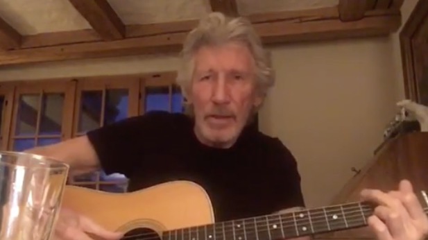 Roger Waters dá cusparada ao citar Bolsonaro em música; veja o vídeo