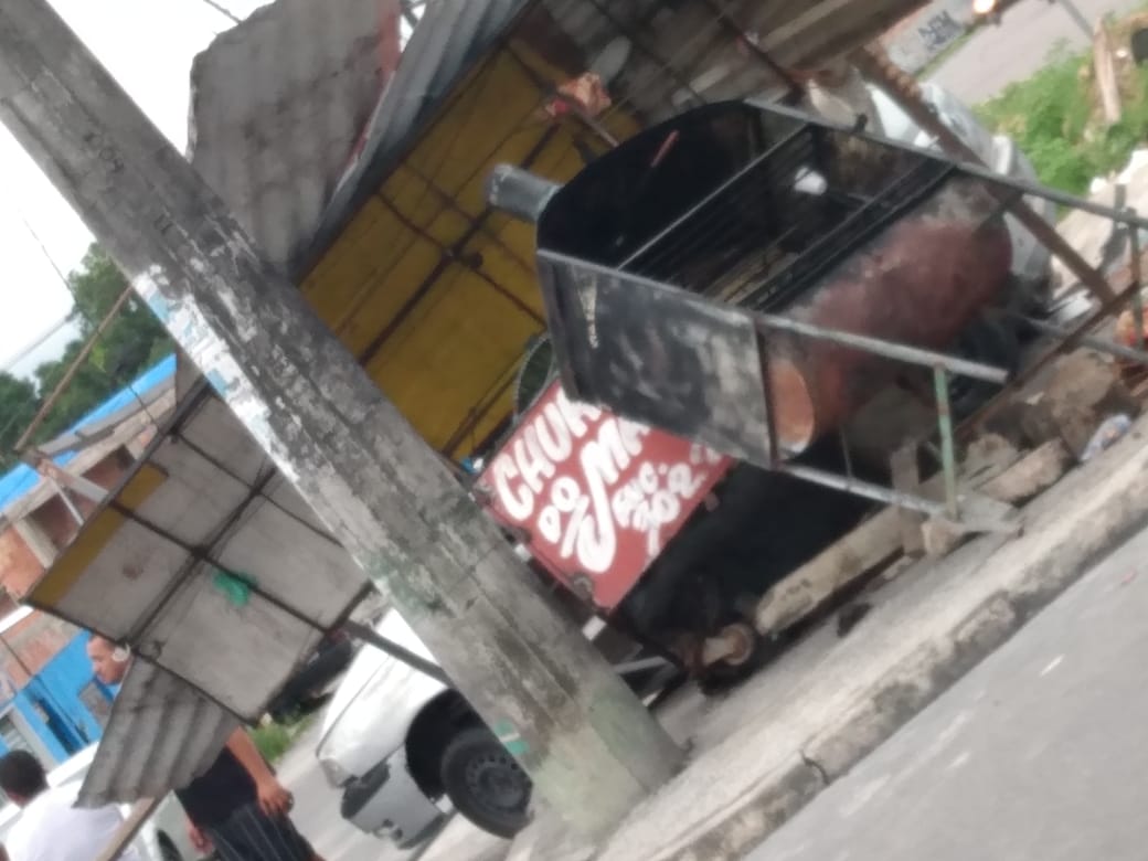 Carro desgovernado invade calçada e destrói banca de café da manhã em Manaus