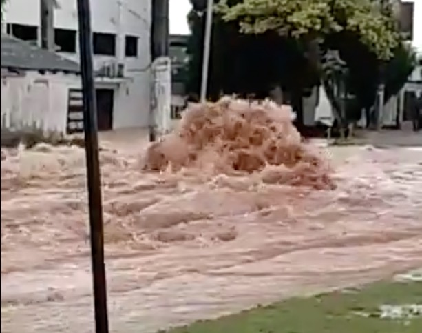 Vídeo mostra momento em que adutora rompe e água invade pista e lojas em Manaus