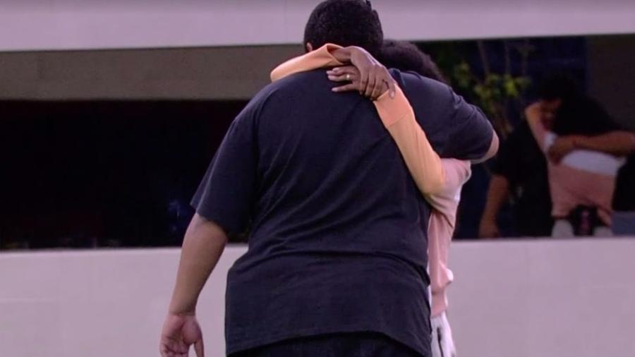 BBB20: Emocionados, brothers se abraçam após formação do paredão 