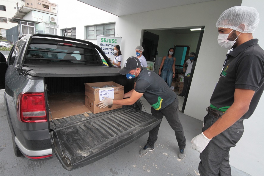 Grupos de apoio a idosos em Manaus recebem mais de 5 mil garrafas de álcool em gel 