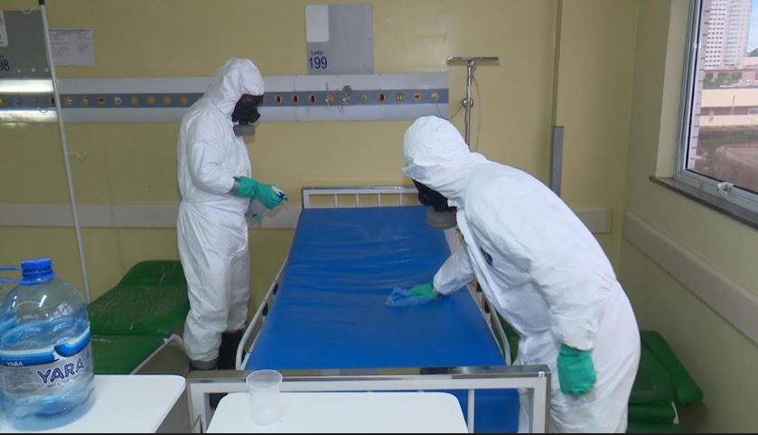 Enfermaria e ambulâncias do Hospital 28 de Agosto são descontaminadas por militares em Manaus