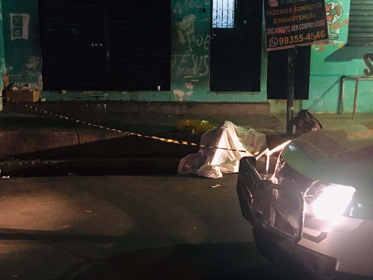 Homem é executado com oito tiros enquanto caminhava em rua da Compensa