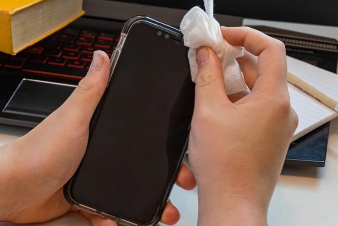 Aprenda a higienizar seu celular em tempos de pandemia
