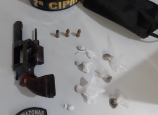 No Amazonas, homem é preso após jogar arma no telhado de casa durante fuga