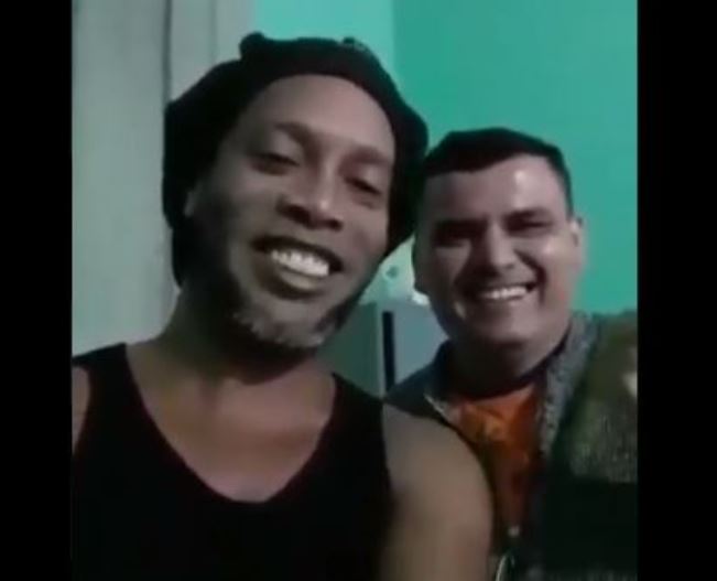 Ronaldinho grava vídeo com suposto companheiro de cela e fãs apontam: 'dibrou a segurança'