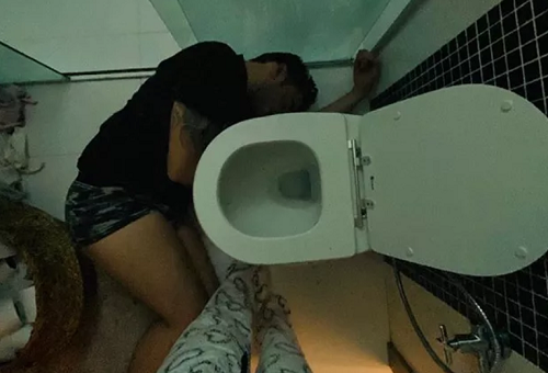 Ao passar mal, Fernando Zor dorme no chão do banheiro e é fotografado por Maiara