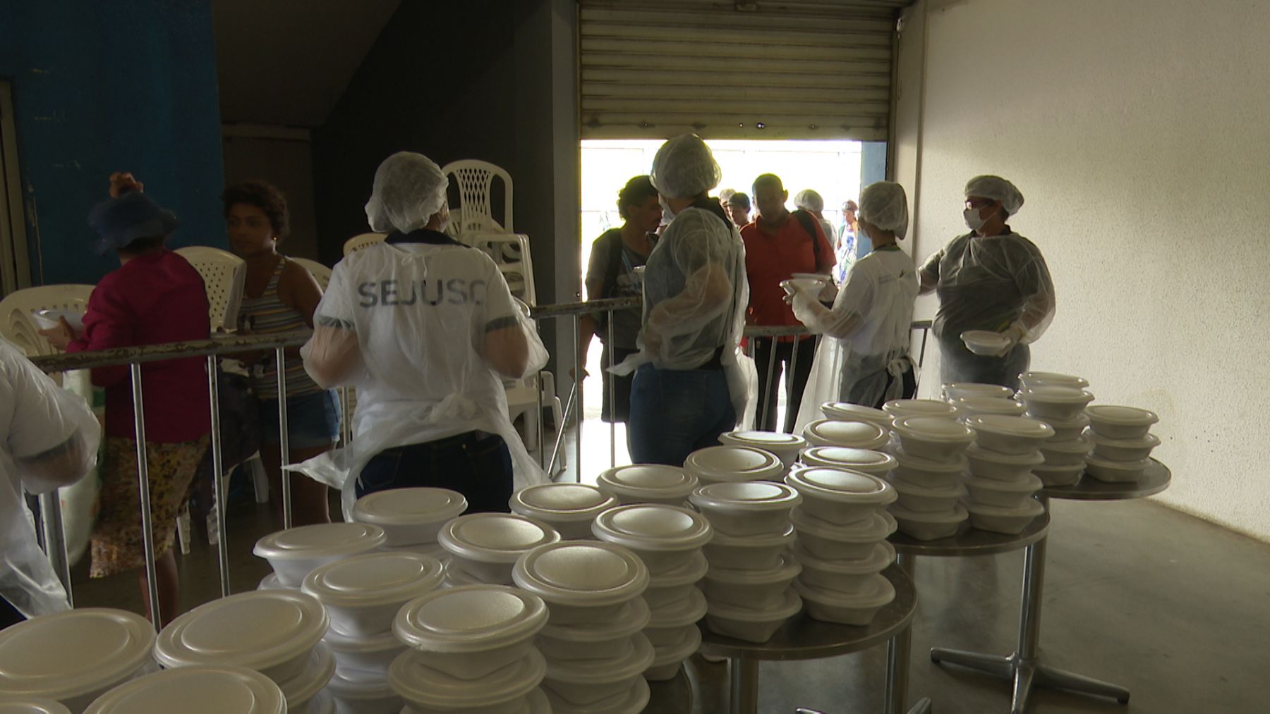 Pessoas em situação de rua recebem 1,1 mil refeições por dia em Manaus