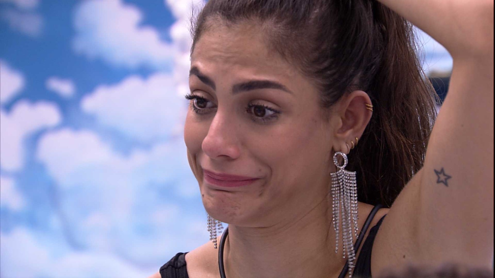 BBB20: Mari Gonzalez diverte web após pulseira cair no vaso sanitário: ‘dentro do cocô’ 