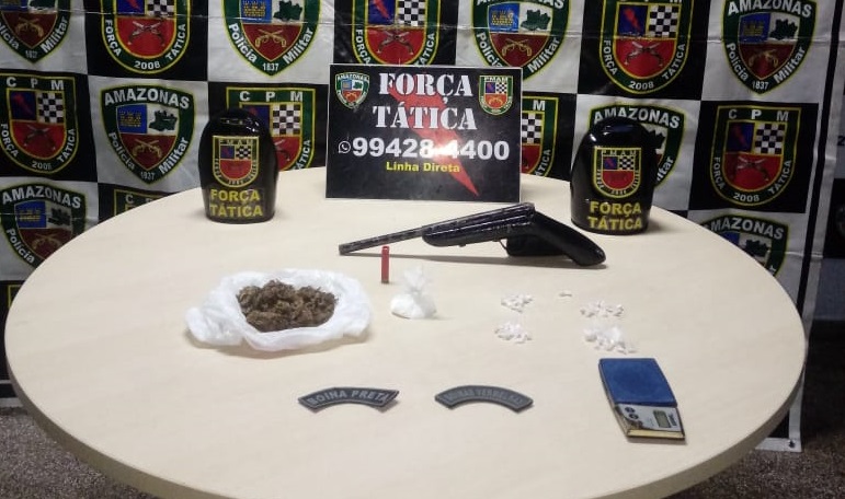 Em Manaus, motorista com armas e drogas bate em muro ao tentar fugir da PM