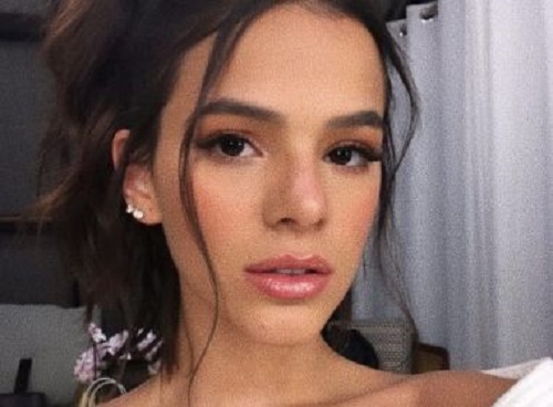 Bruna Marquezine aciona justiça para processar dono de perfil 'fake' 