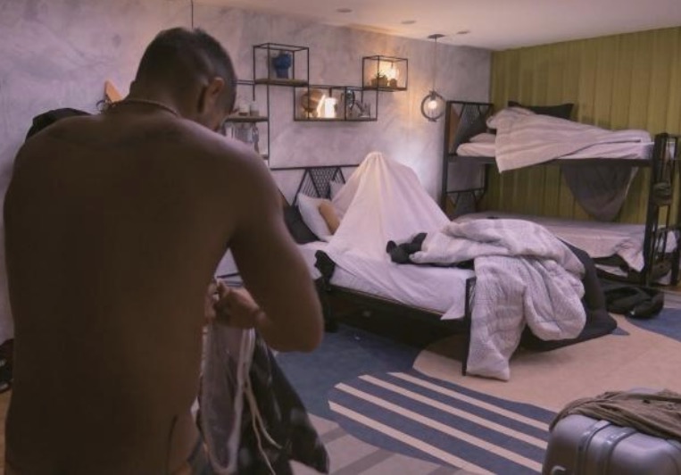  Participantes de ‘Soltos em Floripa’ denunciam reality por exibir cenas de sexo explícito 