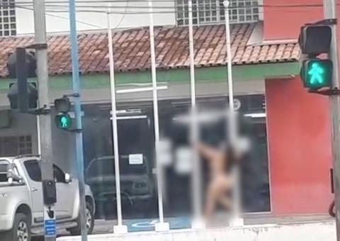 Vídeo mostra mulher dançando só de calcinha em frente à delegacia em Manaus 