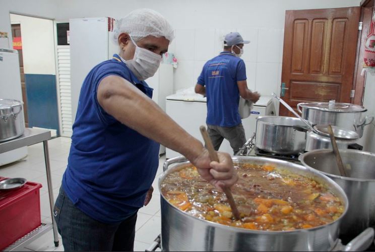 Pessoas em vulnerabilidade social recebem reforço alimentar e nutricional em Manaus