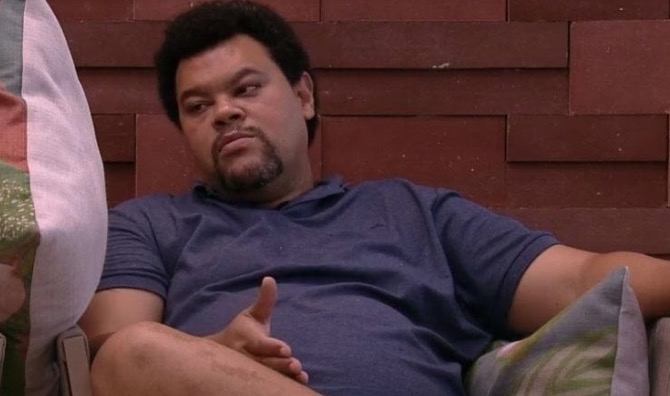 Sem ninguém para conversar, Babu batiza almofada de Wilson e faz desabafo